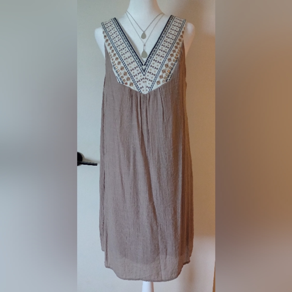 Luxology Sleeveless Tan Dress with Embroidered V-Neck Size Large